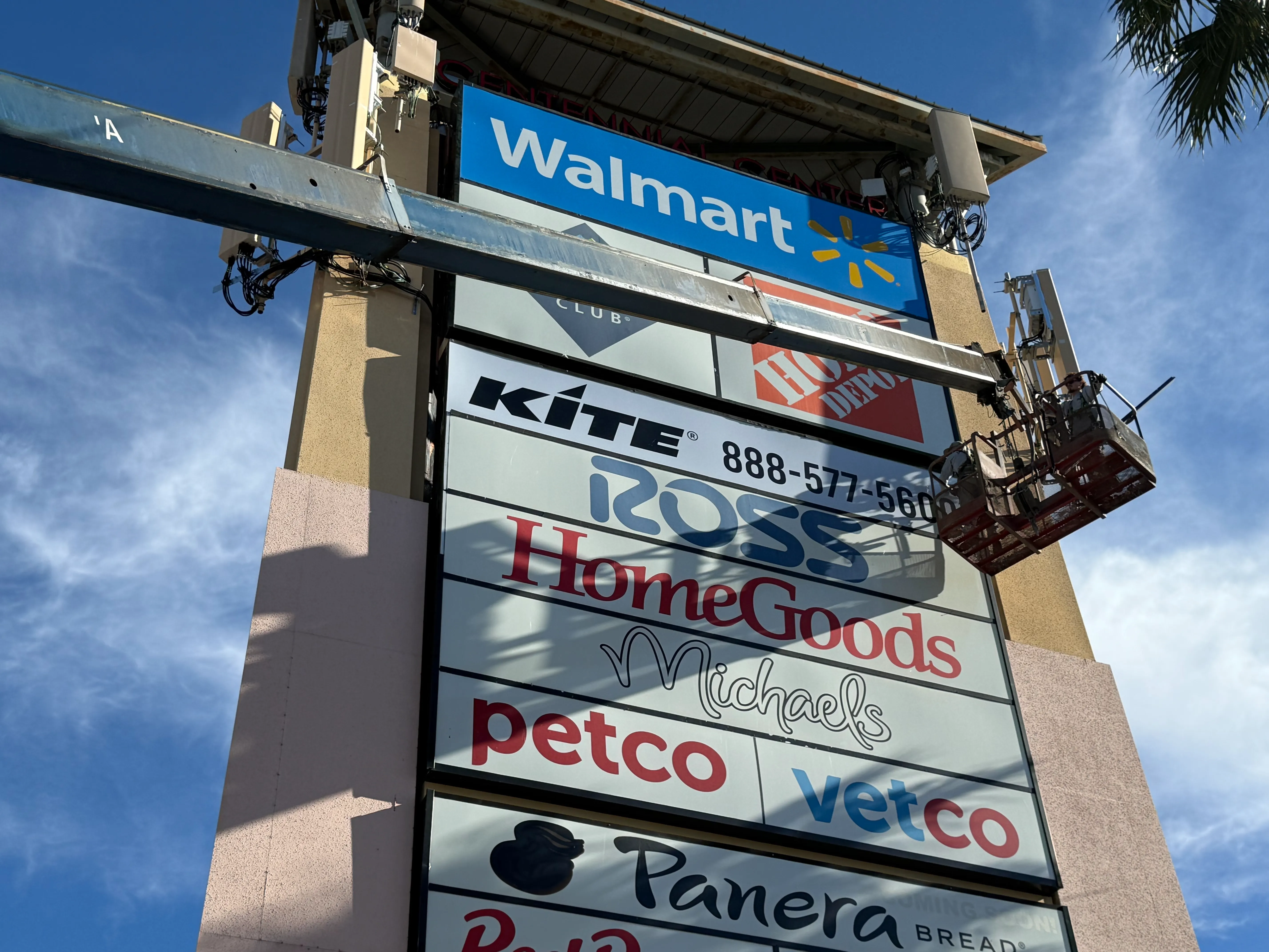 Lift-assisted installation of curved polycarbonate signage